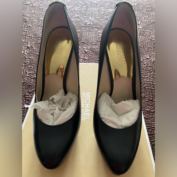 Michael Kors Hamilton Pumps. Like New! Size 8. - Picture 2 of 7